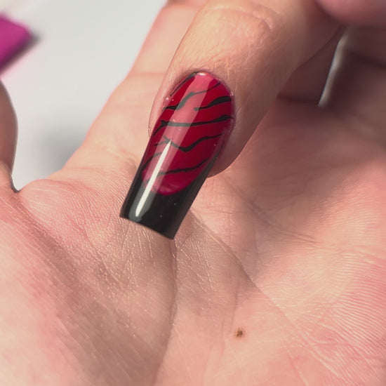 Todo con un molde: nail art de salon, french, estructura+color y en una sola aplicación a la uña.