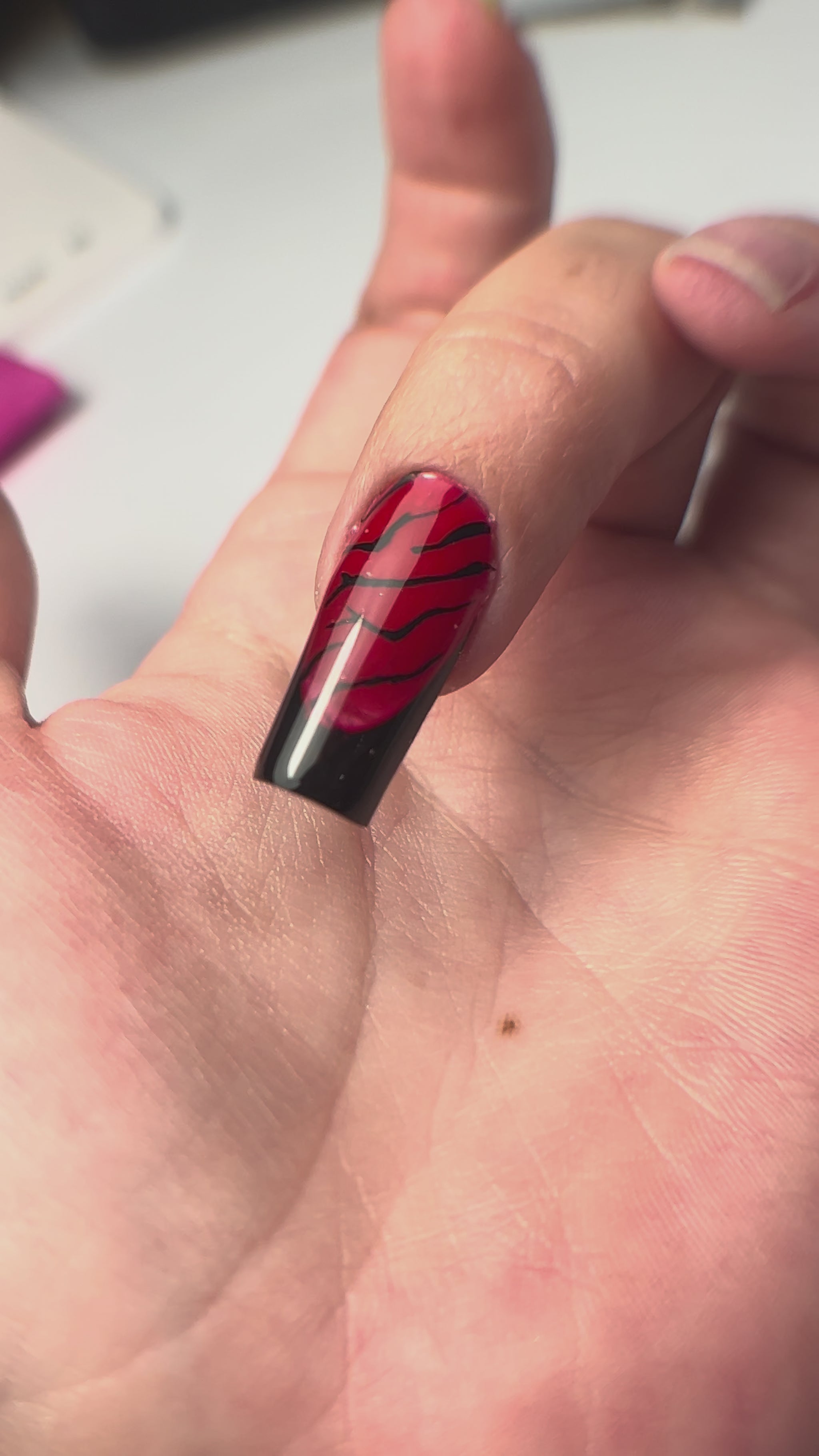 Todo con un molde: nail art de salon, french, estructura+color y en una sola aplicación a la uña.